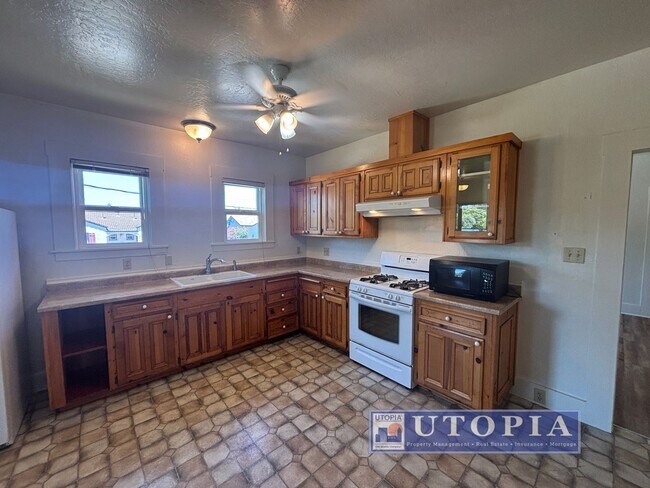 Building Photo - Vintage, Charming 3bed/ 2 bath on a Corner...