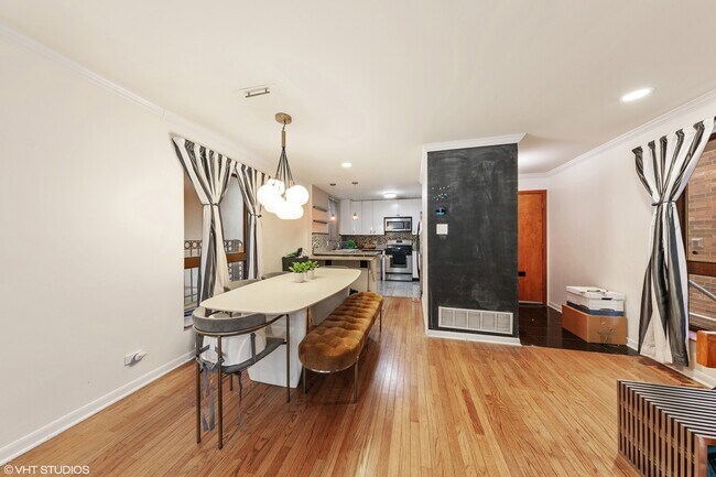 Foto del edificio - 1649 N Burling St