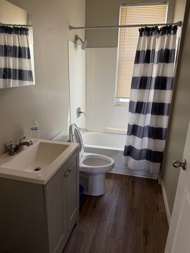 Foto del edificio - 120 N Congress Ave