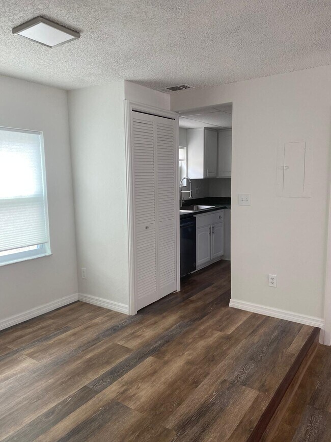 Building Photo - 5642 Townhouse Dr