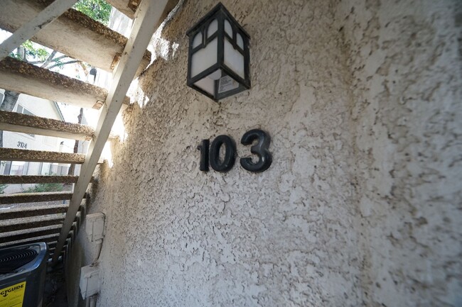 Foto del edificio - SHOWINGS AVAILABLE NOW
