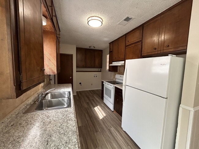 Building Photo - Updated 3/2/1 duplex in Northwest Lubbock.