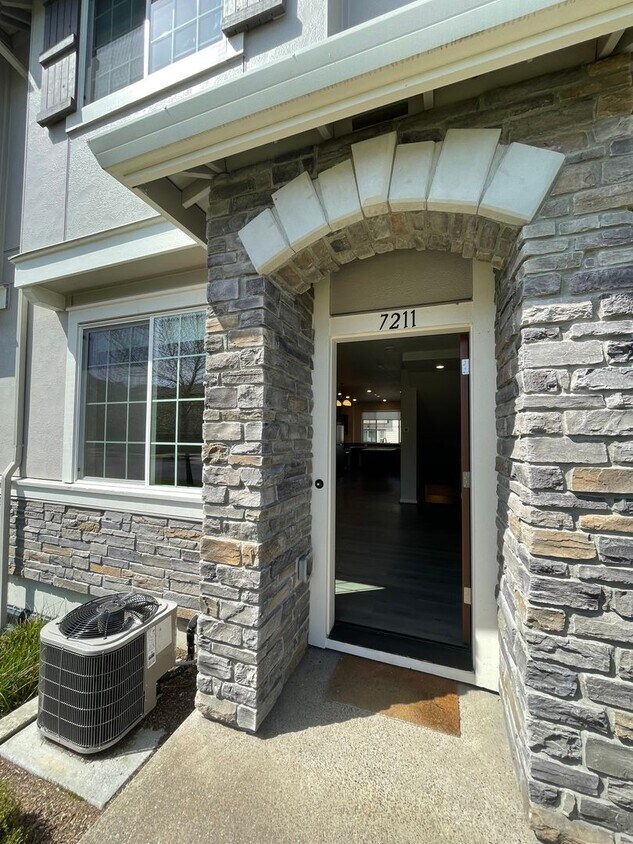 Foto principal - Gorgeous BRAND NEW 2 Bedroom Townhouse w/ ...