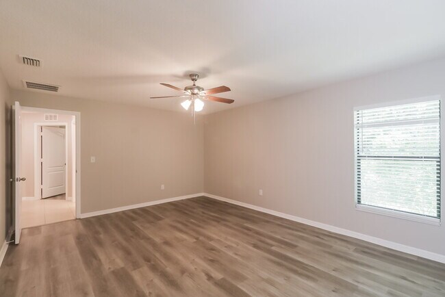 Foto del edificio - 7014 Redbay Dr