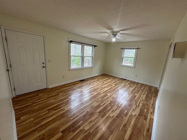 Building Photo - Spacious house located in the country! Fou...