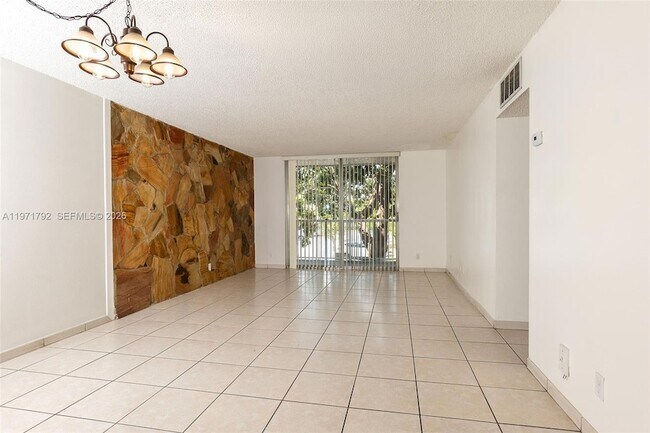 Foto del edificio - 8421 NW 8th St