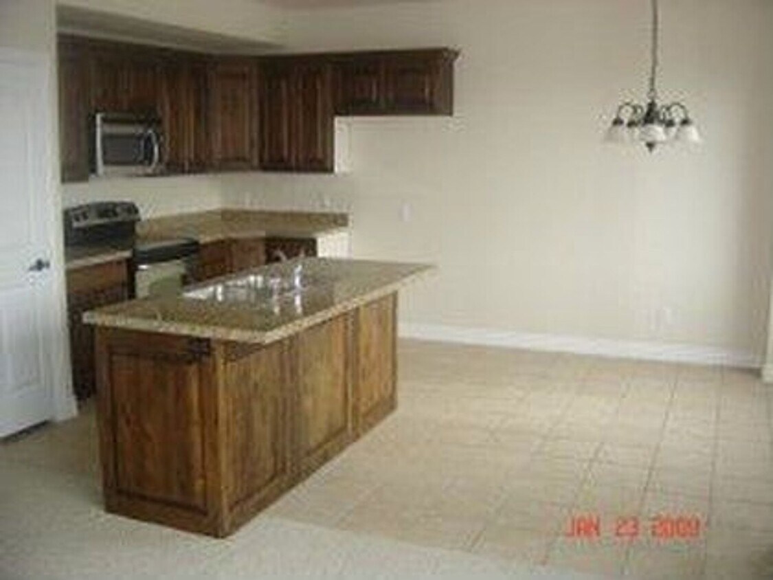 Foto principal - Beautiful 3 Bedroom Town Home PG!