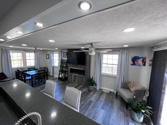 Building Photo - 118 Albany Dr