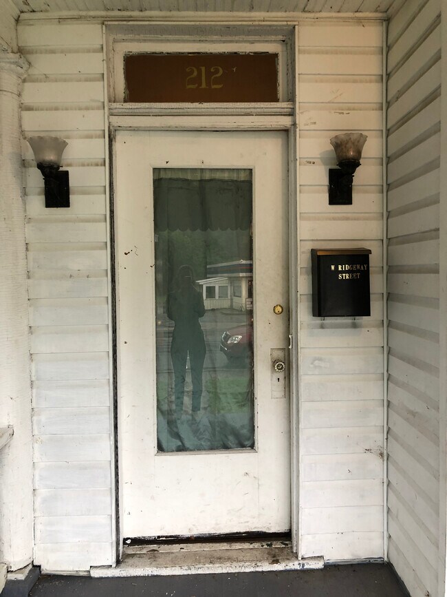 Foto del edificio - 212 W Ridgeway St