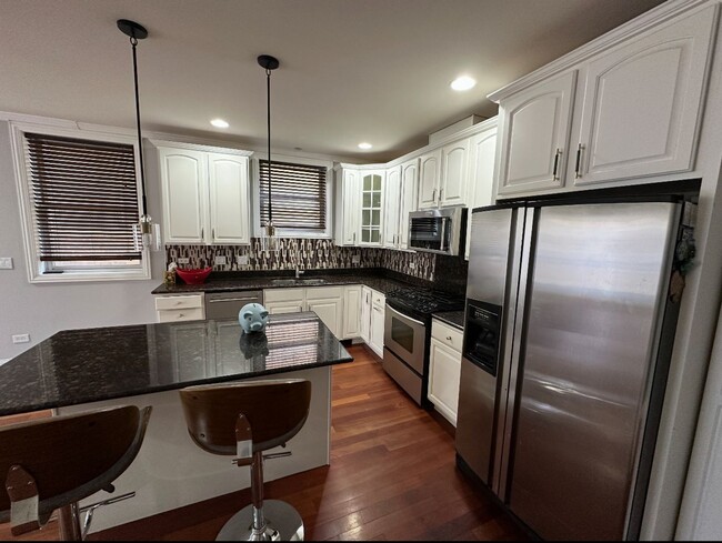 Foto del edificio - Welcome Home! Ravenswood Condo Available