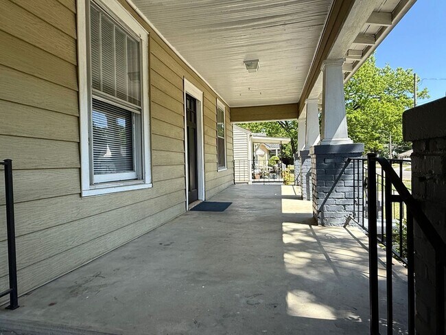 Foto del edificio - 3 Bedroom 1 Bath Home With Large Front Porch