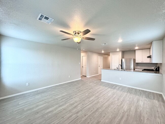 Building Photo - Reduced to $1695!