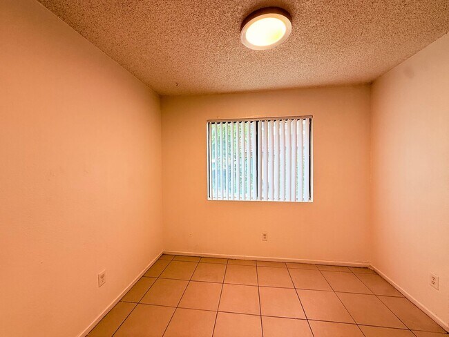 Building Photo - AVAILBLE NOW!! 2 Bed 1 Bath Apartment in C...
