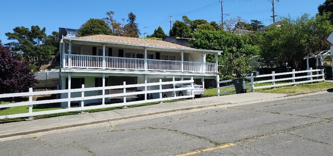 Building Photo - Beautiful Cozy 2 Bedroom 1 Bath in Duplex ...