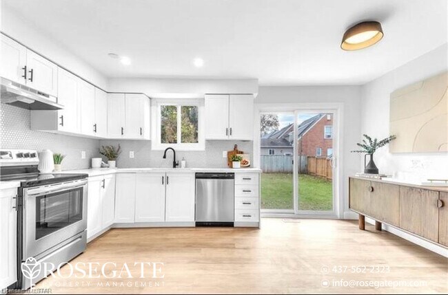 Photo du bâtiment - Charming 3-Bedroom Detached Home with Backyard & 3 Parking Spots – Pet Friendly – London
