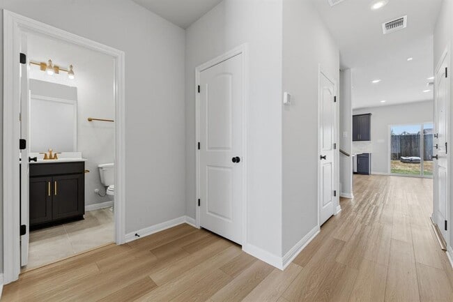 Building Photo - 905 Palo Brea Lp