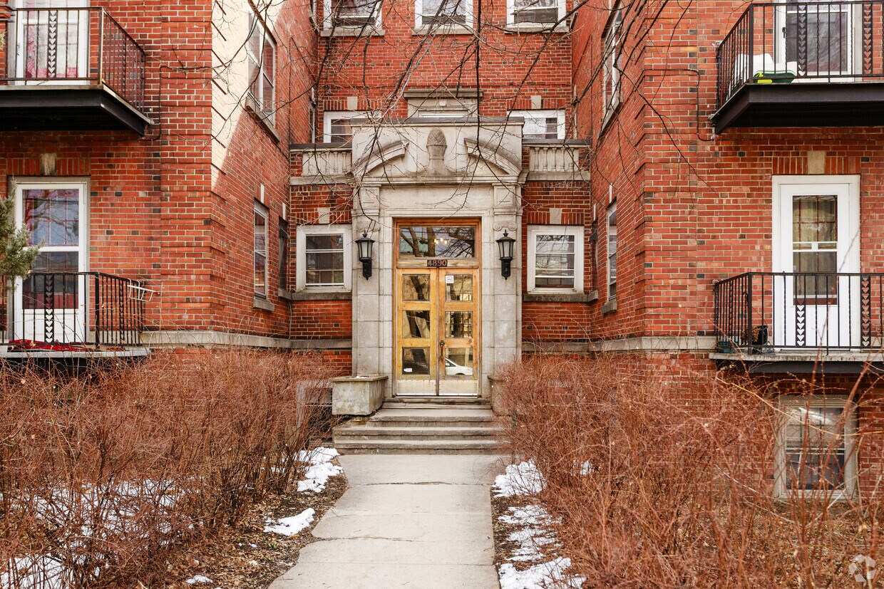 Building Photo - 4890 Boul Édouard-Montpetit