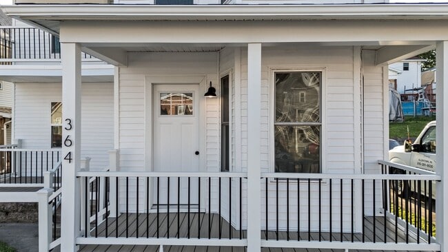 Building Photo - Newly Renovated 4-Bedroom, 2-Bath Home wit...