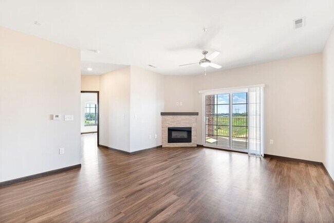 Building Photo - $1,700 | 2 Bedroom, 2 Bathroom Condo | Pet...