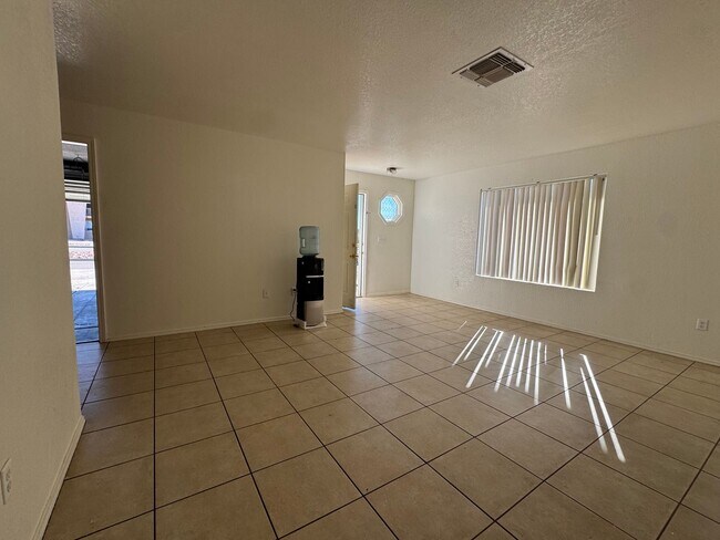Foto del edificio - 3BR Duplex with gated yard and Garage