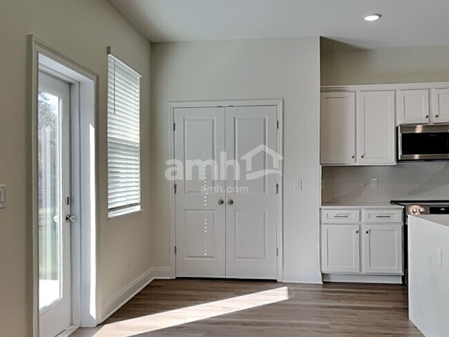 Building Photo - 5702 Oesterle Rd