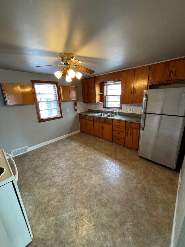 Building Photo - 1516 E Pauline St