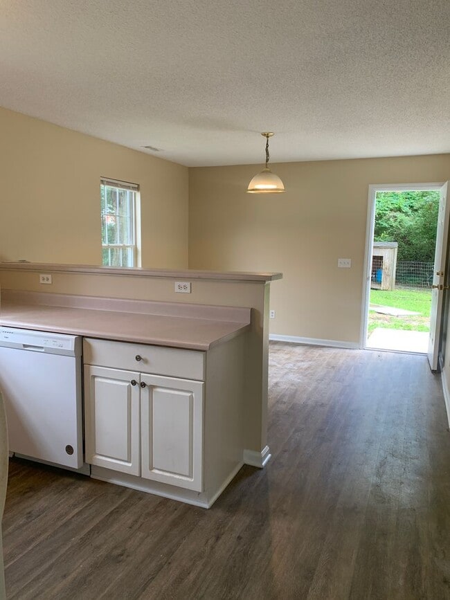 Building Photo - 3 Bedroom 2 Bath on Park Ave. Available