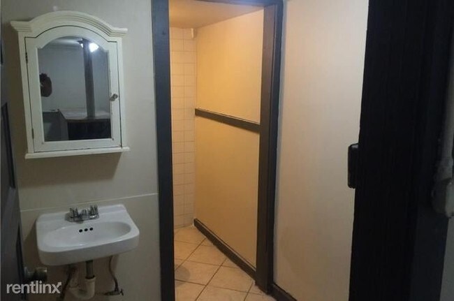 Foto del edificio - 1056 Regent St SW