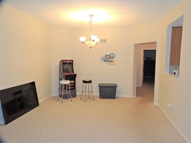 Building Photo - 583 Saddlebrook Ln
