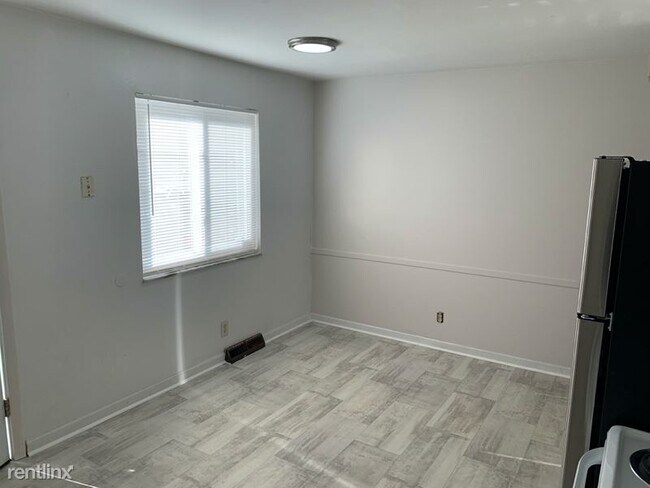 Building Photo - 2 br, 1 bath Townhome - 889 N Meadows Ct