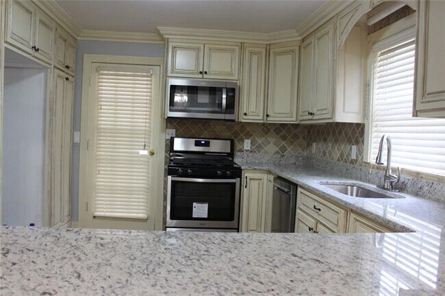 Foto del edificio - 1558 Collins Hill Rd