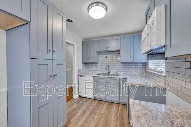 Building Photo - 204 Lake Drive Circle NE
