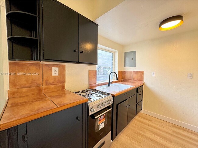 Building Photo - 12287 NE 7th Ave