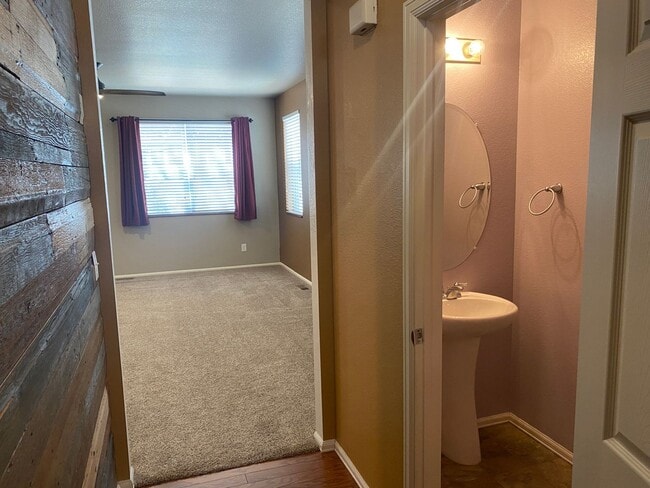 Foto del edificio - Charming, 3 story, 4 bed/3 bath on Corner Lot!