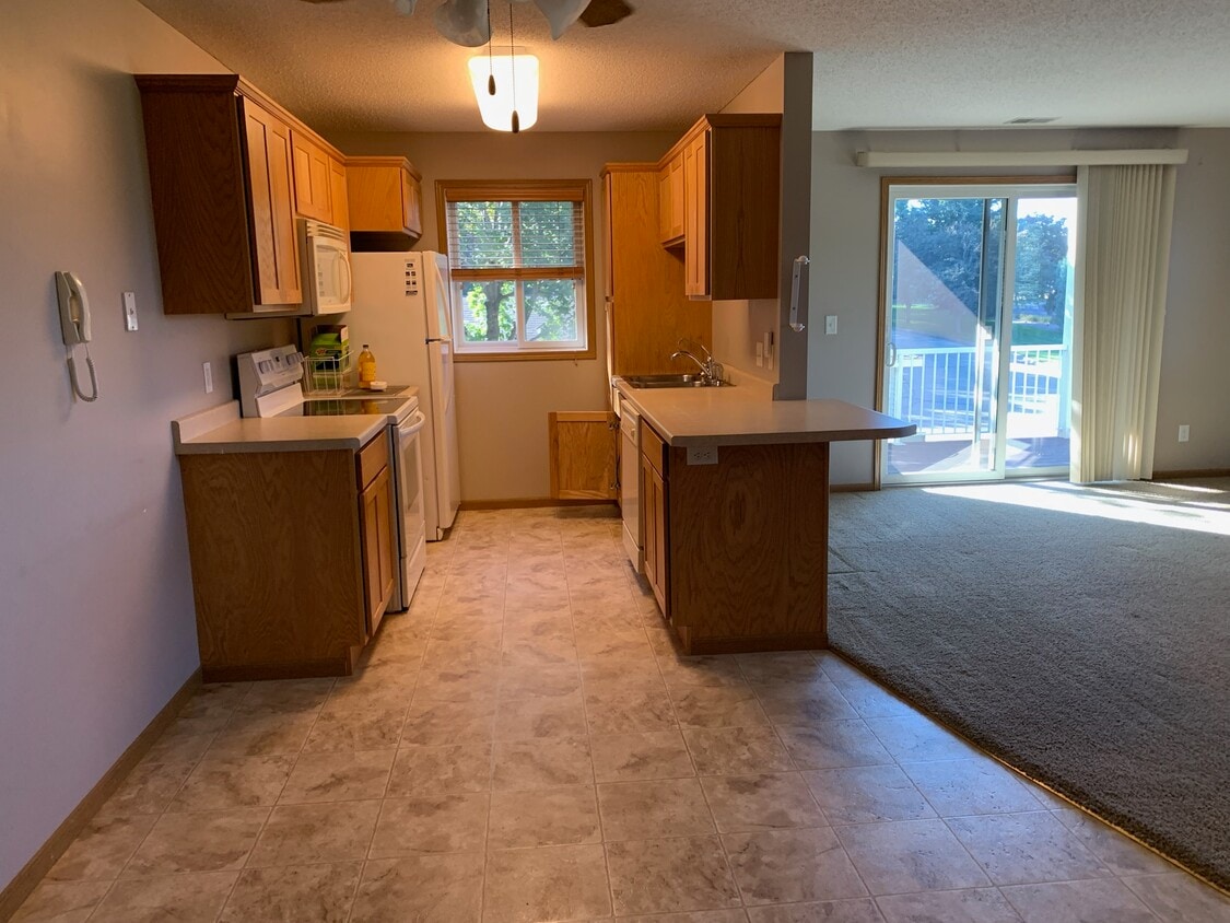 Kitchen area - 875 Bahls Dr
