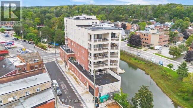 Photo du bâtiment - 80 9th St E