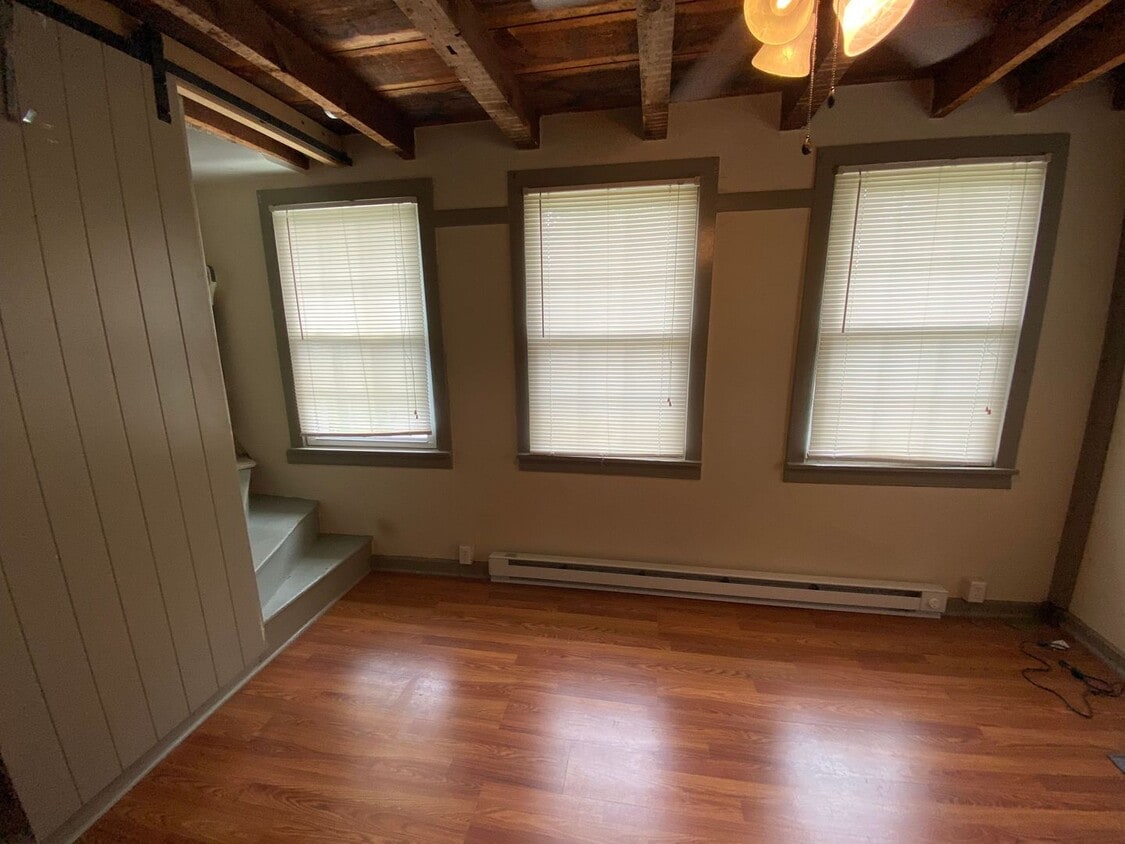Building Photo - One Bedroom with Private Patio