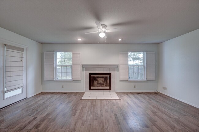 Building Photo - 918 Briarview Dr