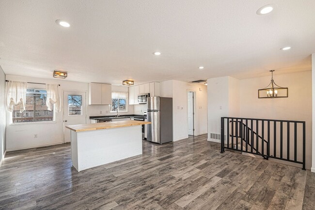 Building Photo - Updated bi-level in Pueblo, Belmont area