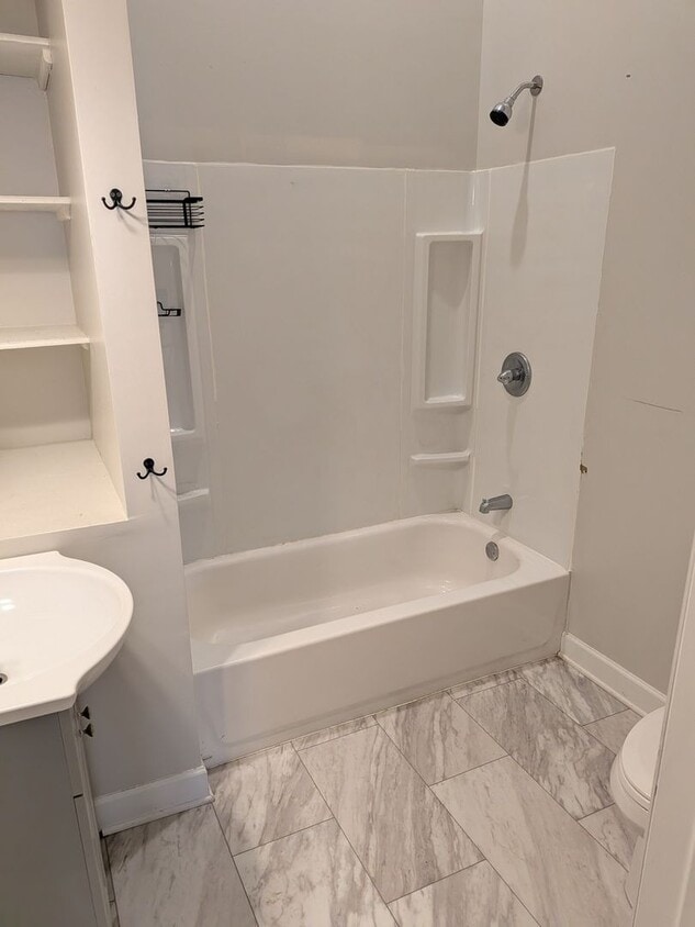 Foto del edificio - Oversized one bedroom 2nd floor apartment with A/C!