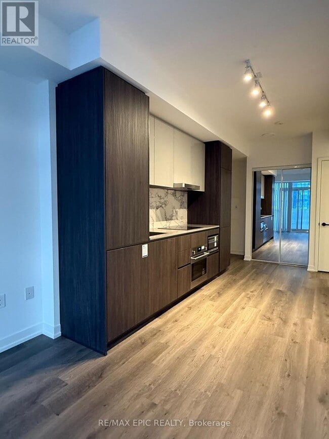 Photo du bâtiment - 8 Interchange Wy