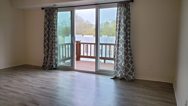 Foto del edificio - 1675 Cedarwood Dr