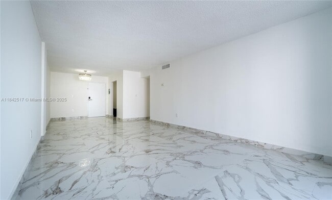 Building Photo - 720 Collins Ave