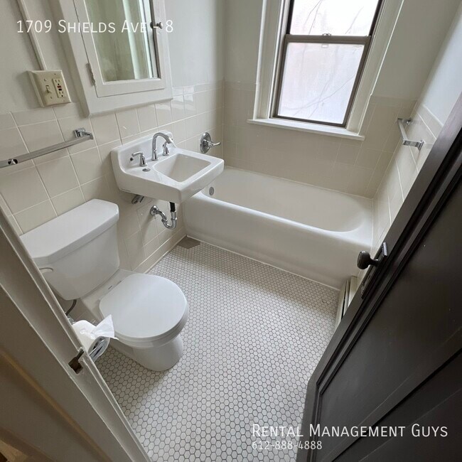 Building Photo - Huge 2 Bedroom! Completely Remodeled!