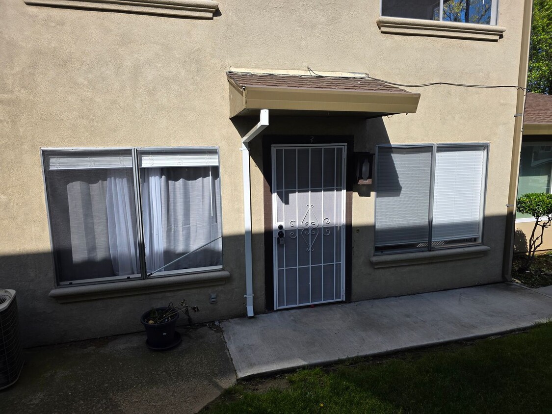 Primary Photo - Updated 2 Bedroom, 1.5 Bath Townhouse-Styl...