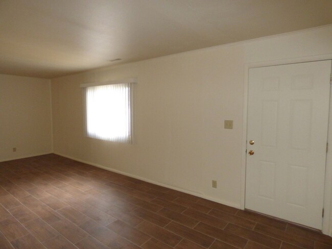 Building Photo - 1510 E Pettit Ave