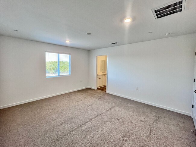 Foto del edificio - $3,095 Ashlan & Highland, 5 Bedroom House - Buckingham Ave, Clovis - Solar Panels