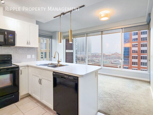 Photo du bâtiment - AMAZING 2 BEDS/ 2 BATHS CONDO IN THE HEART...