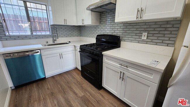 Building Photo - 4732 Elmwood Ave