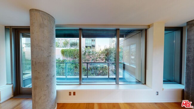 Foto del edificio - 1155 S Grand Ave